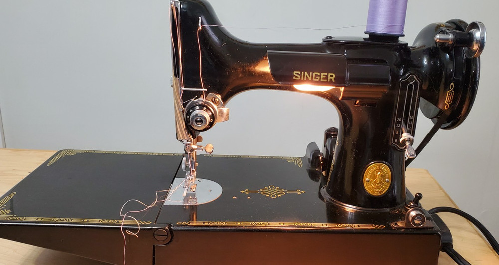 Serviced Singer AJ featherweight 221 Sewing machine leather cotton+attach