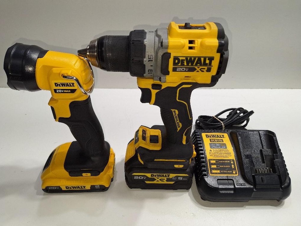 DEWALT DCD800/DCL040 DRILL AND LIGHT (P11019165)