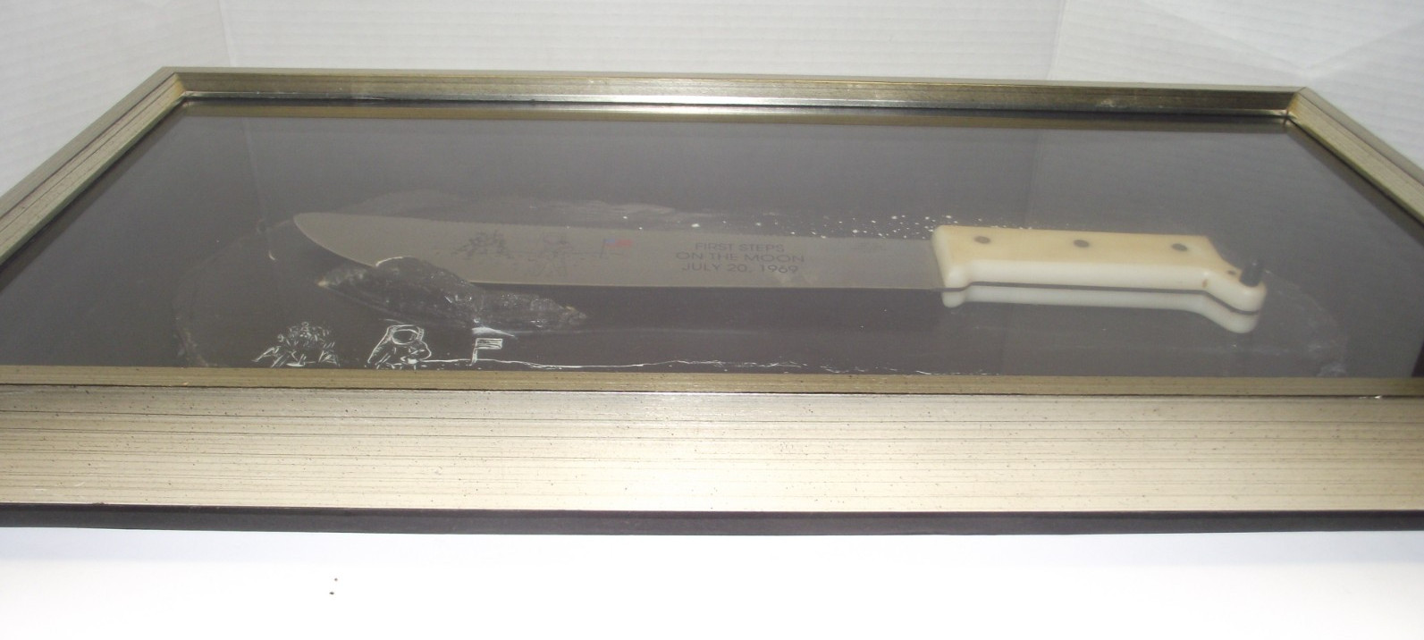 Case xx 1989 Apollo 11 Commemorative First Steps on the Moon Knife in Display