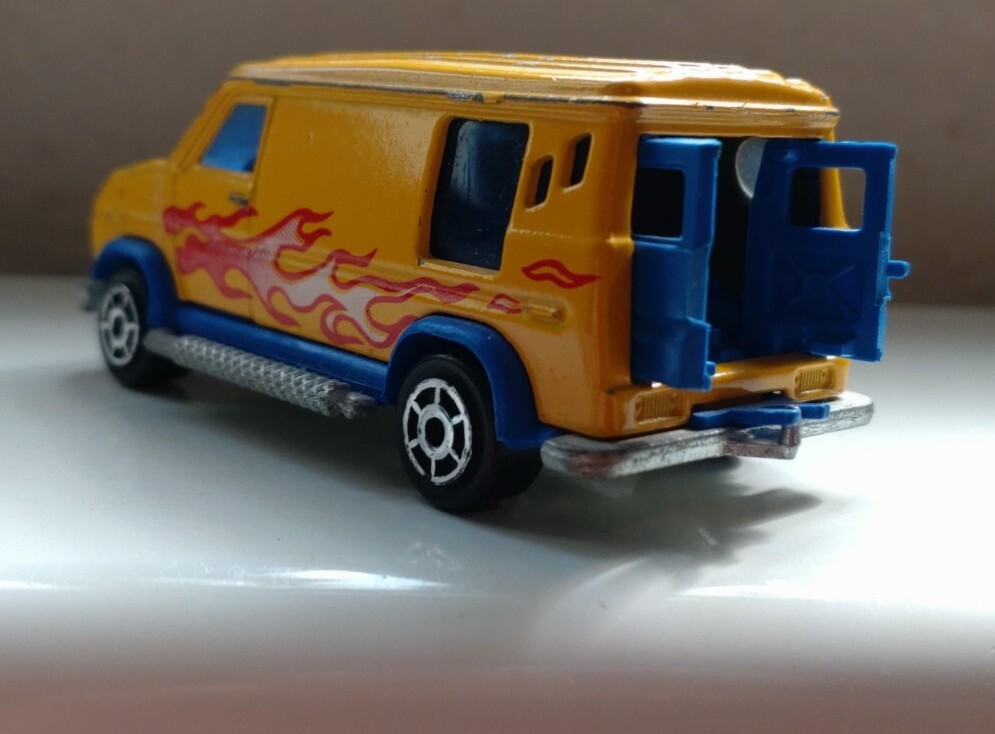 MAJORETTE U.S. VAN 1/65 #24