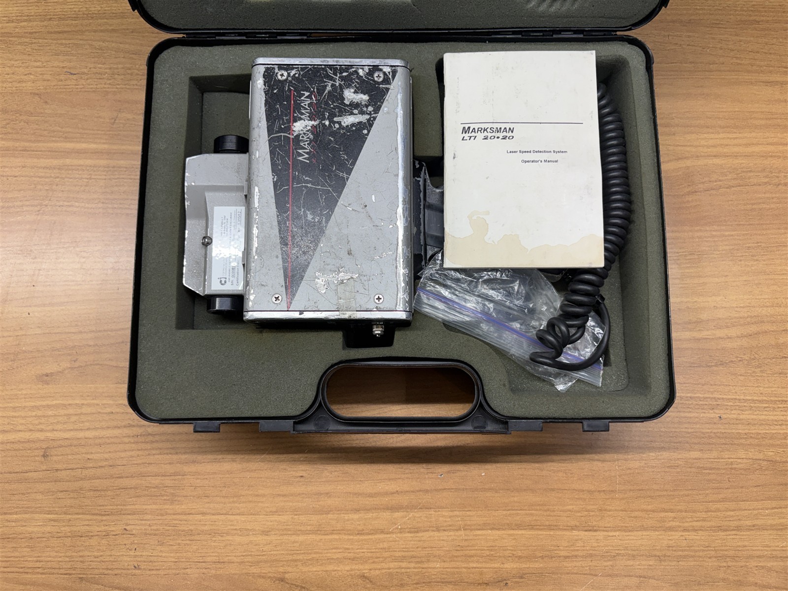COMUNICATIONS INTERNATIONAL LTI 20/20 MARKSMAN LASER SPEED MEASURING GUN W/ CASE