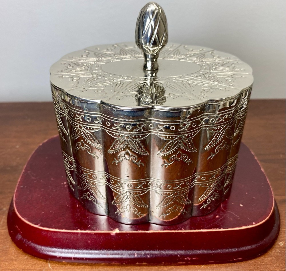 Vtg International Silver Co. Silver Plated Red Lined Oval Trinket Jewelry Box