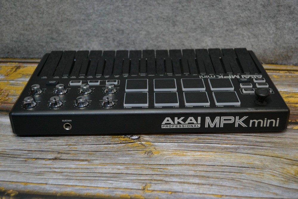 Akai Professional MPK Mini 25-Key USB MIDI Keyboard Controller Black Pads Knobs