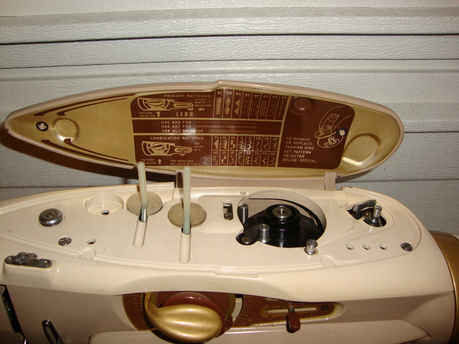 SINGER SEWING MACHINE MODEL 500A ROCKETEER , SERVICED