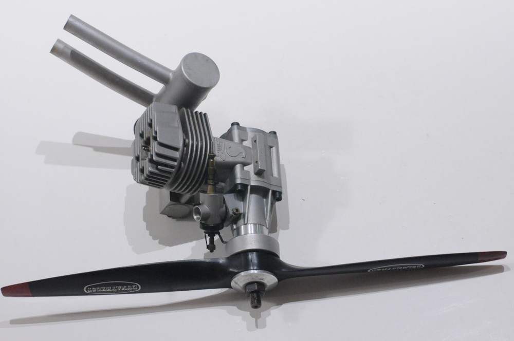 TIGRE S2000 RC PLANE 25CC NITRO ENGINE MUFFLER AND DYNATHRUST PROPELLER