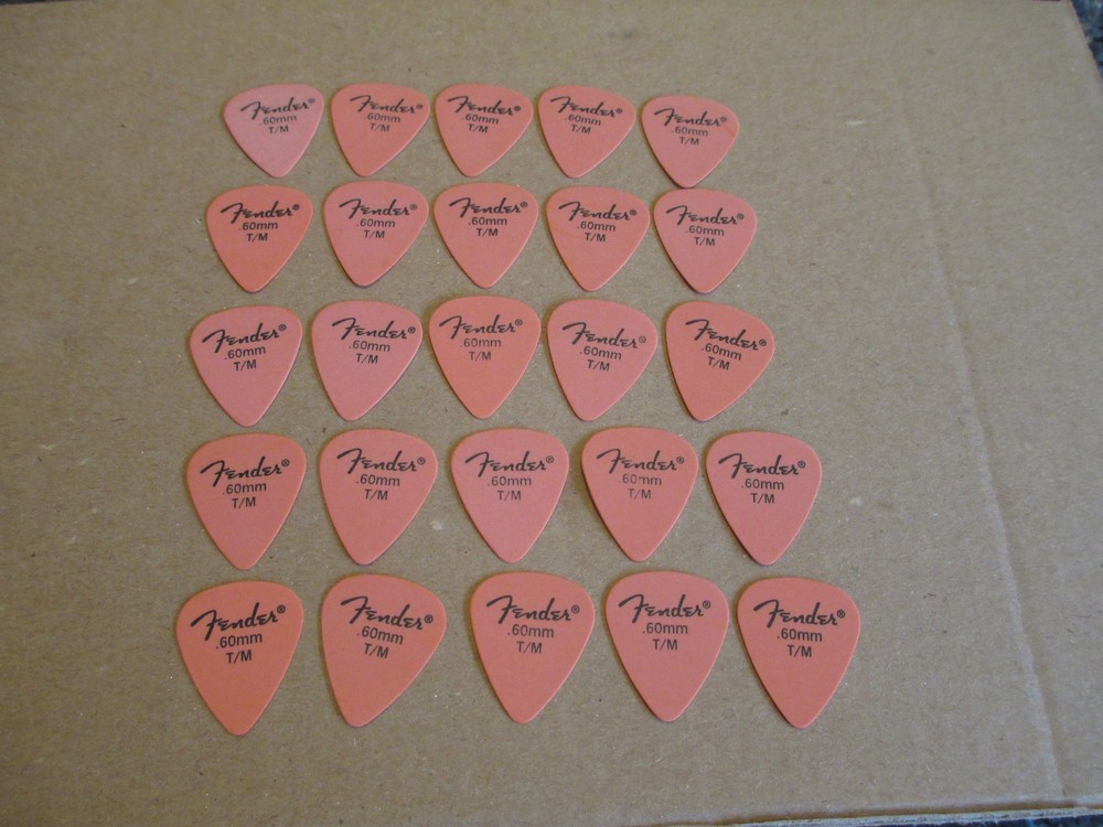 25 FENDER GUITAR PICKS - 351 TYPE IN ORANGE CHALKY GRIP - THIN / MEDIUM