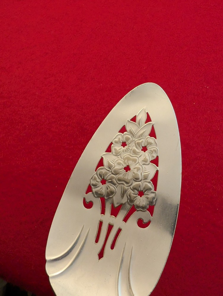 INT'L Silver ETERNALLY YOURS Silverplate Pierced PIE Server READ DESCRIPTION