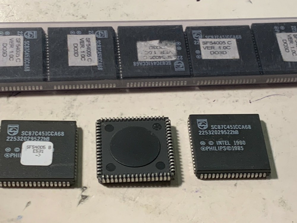 Phillips/Intel IC- SC87C451CCA68- Micro-Controller in a 68 pins PLCC package.