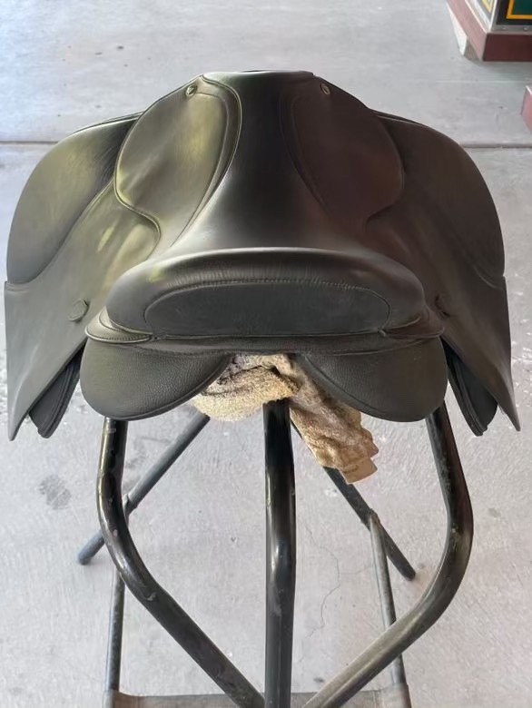jumping saddle 17 used