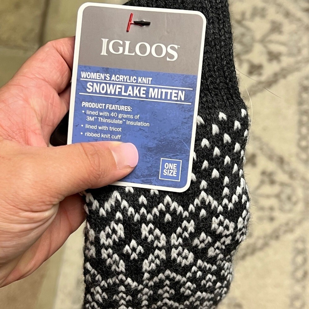 Igloos Black and White Snowflake Mittens
