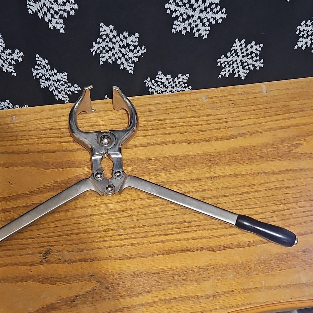 Metal castrator tool