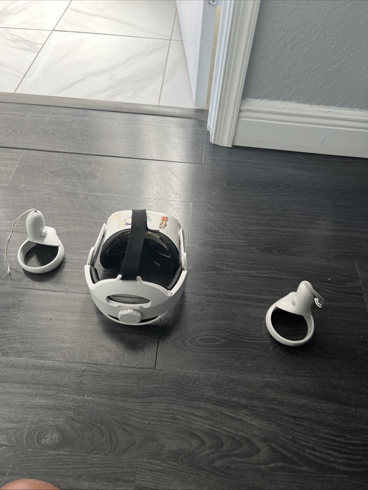 Oculus Quest 2 KW49CM, 128GB, Virtual Reality Headset with Controllers