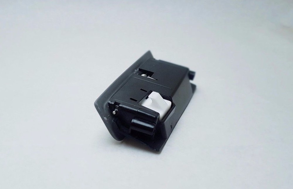 Closing Front Bottle Holder VW T5 (compatible 7H5 858 920)