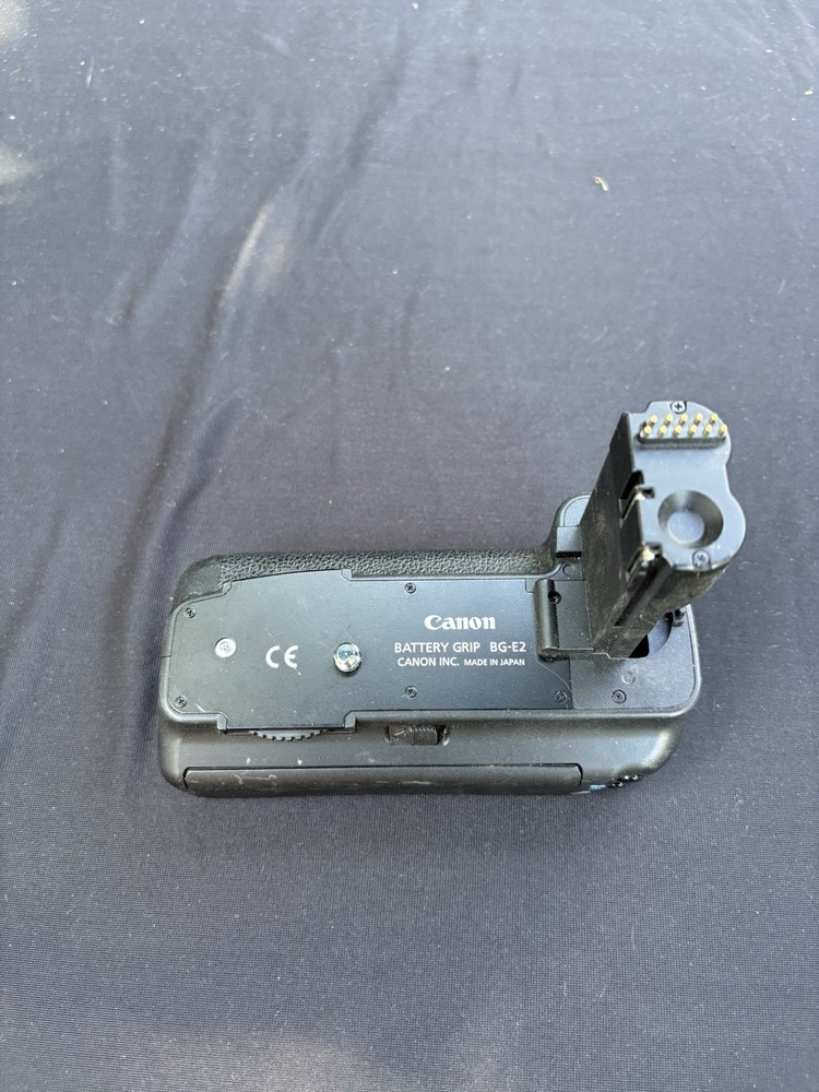 Canon BG-E7 Battery Grip ( missing battery compartment)