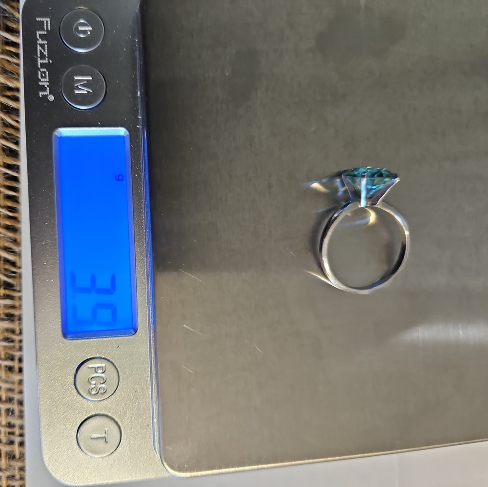 3.20ct Treated Blue-Green Diamond Ring - Platinum Setting. 3.9gr