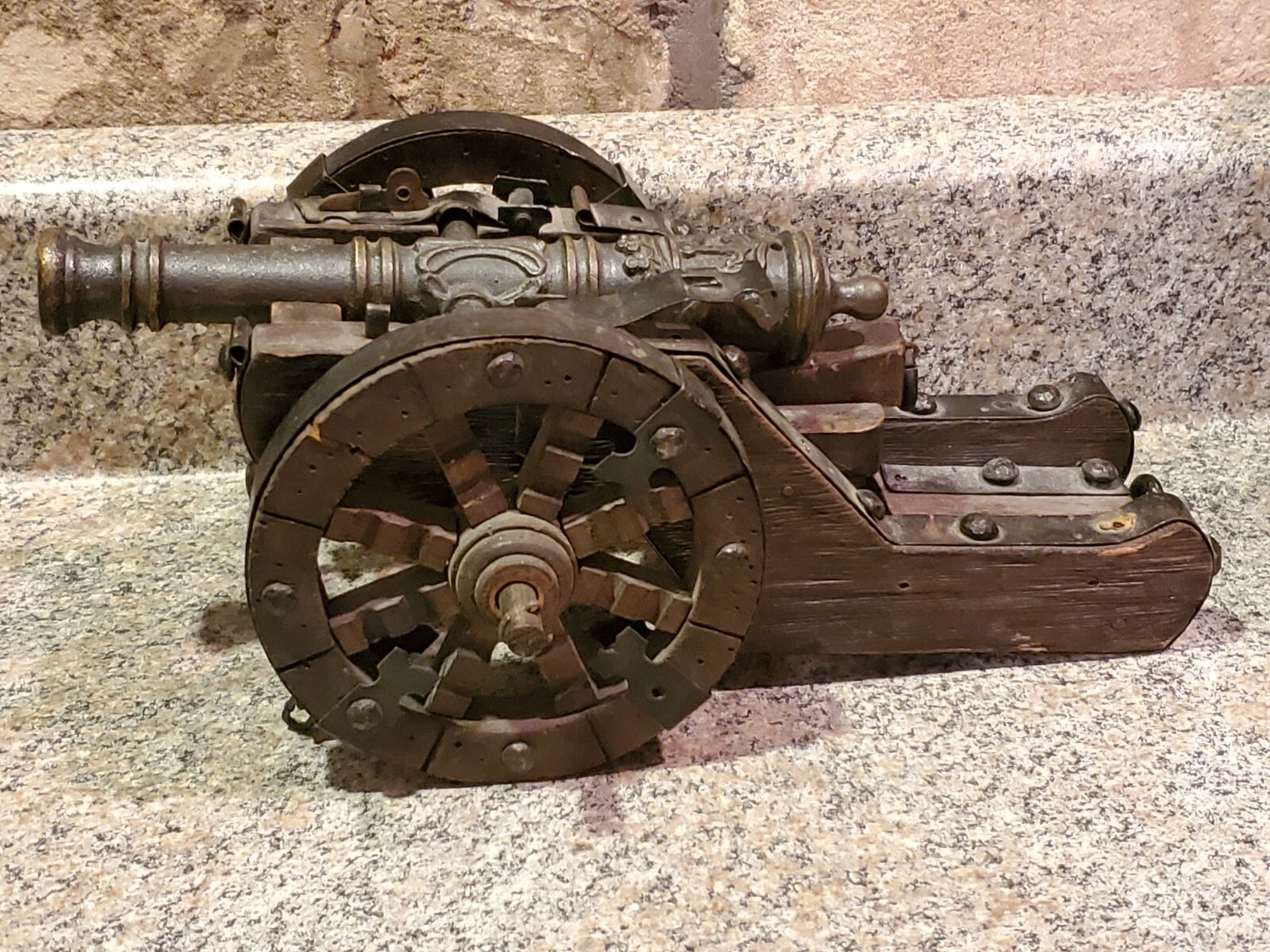 Model of a Spanish Field cannon, circa 16th century Replica Metal And Wood (Z6)