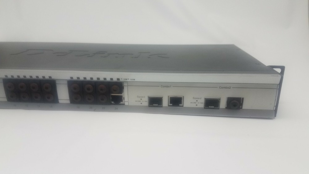 D-Link (DES-3526) xStack 24‑Port 10/100Mbps Stackable Switch DES‑3526 AS-IS