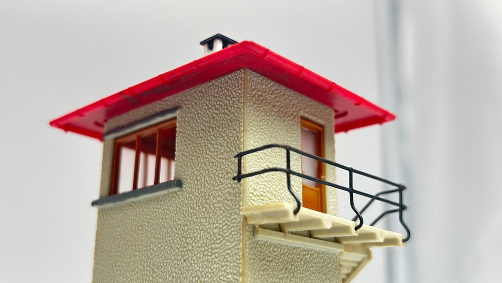 Faller H0 121 signal box house