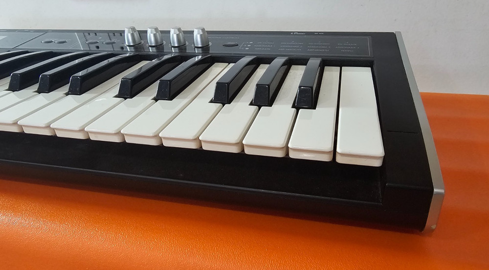 Korg Micro X 25-Key Synthesizer Keyboard Pre-owned w/ Case + Power Cable