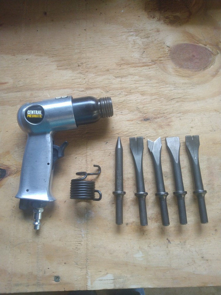 Central Pneumatic Air Hammer  And 5 Chisel Set Kit