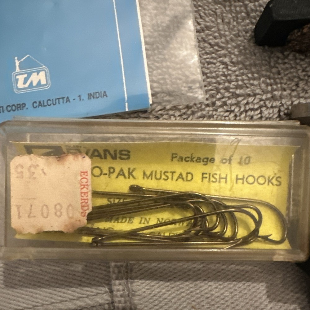 Ty-Master Fly-Tying Vise And Hooks