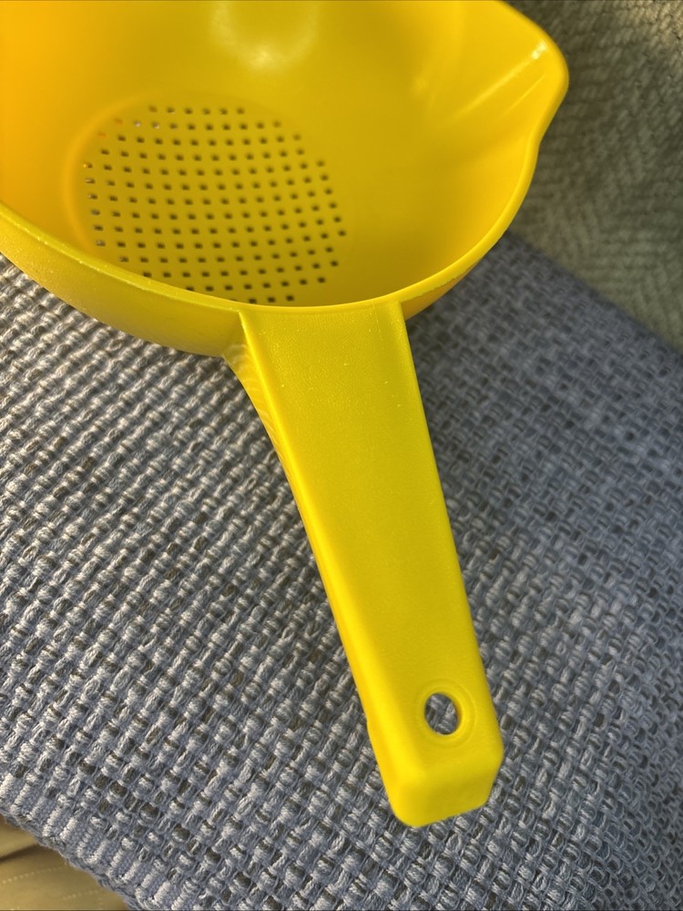 Vintage Tupperware colander strainer yellow 1 qt