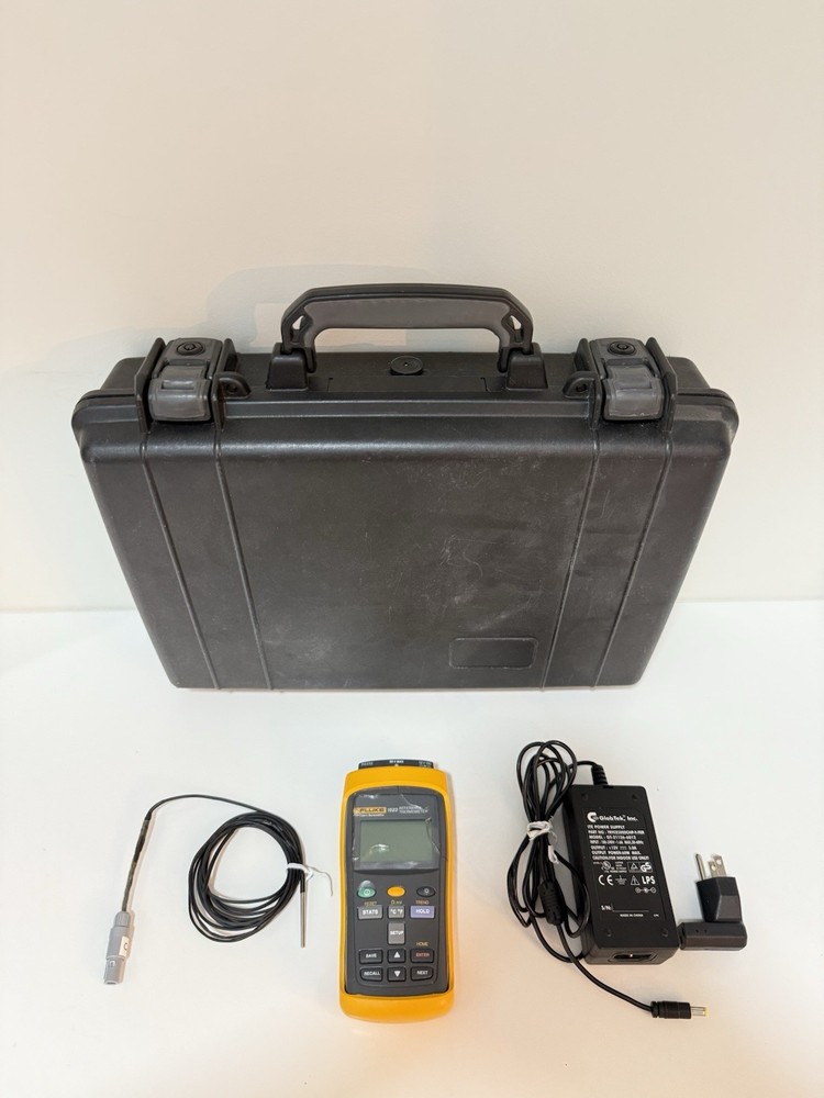 FLUKE 1523 REFERENCE THERMOMETER W/ PROBE & CASE (CALIBRATED 2023) TESTED