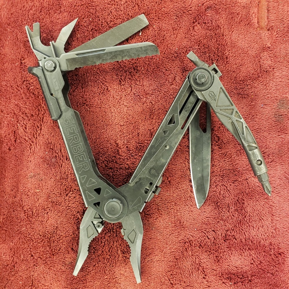 🔪 Gerber Center-Drive Multi-Tool with Tan Malice Clip Sheath