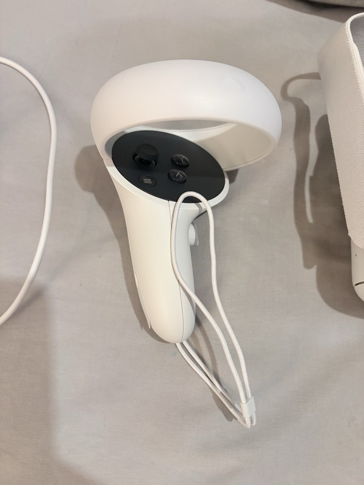 Meta Oculus Quest 2 (256gb) Standalone VR Headset Barely Used W/ Hard shell Case