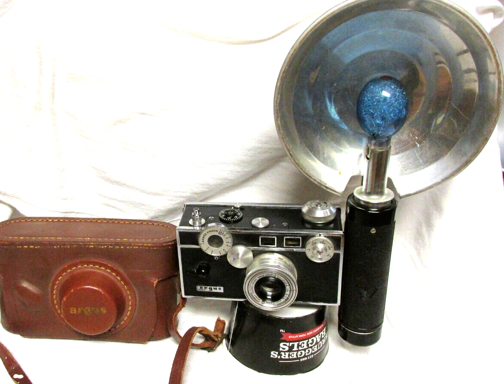 VINTAGE 1950s ARGUS C3 CAMERA WITH FLASH & BULB