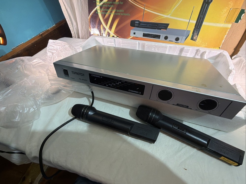 Topnotch Wireless Microphone System GL-2020. Two Microphones. Karaoke