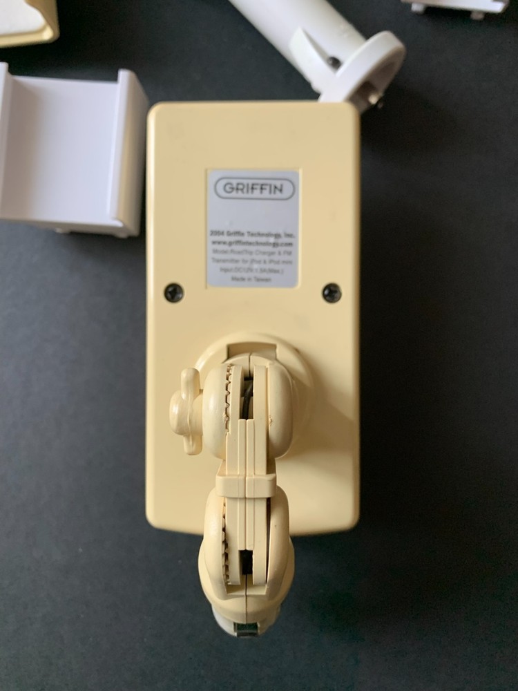 GRIFFIN RoadTrip FM Transmitter & Auto Charger for Apple iPod Tested