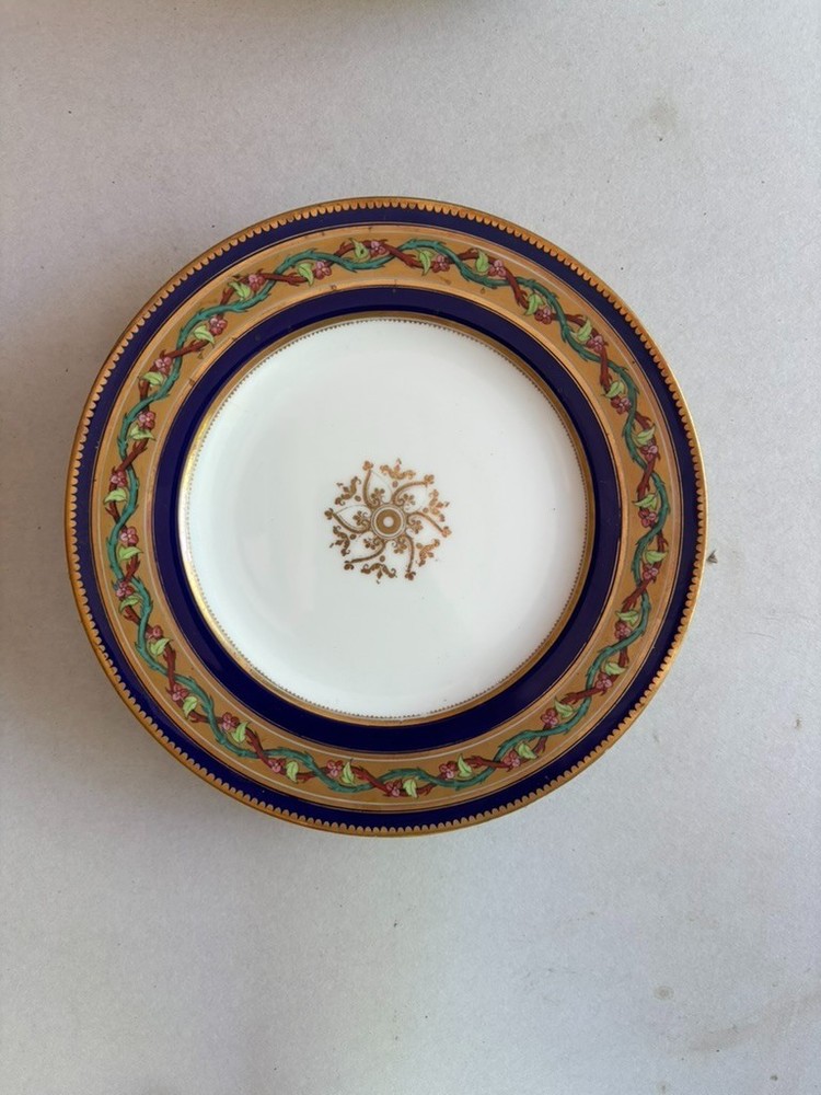 5 Large Plates - Unmarked + Cake Stand