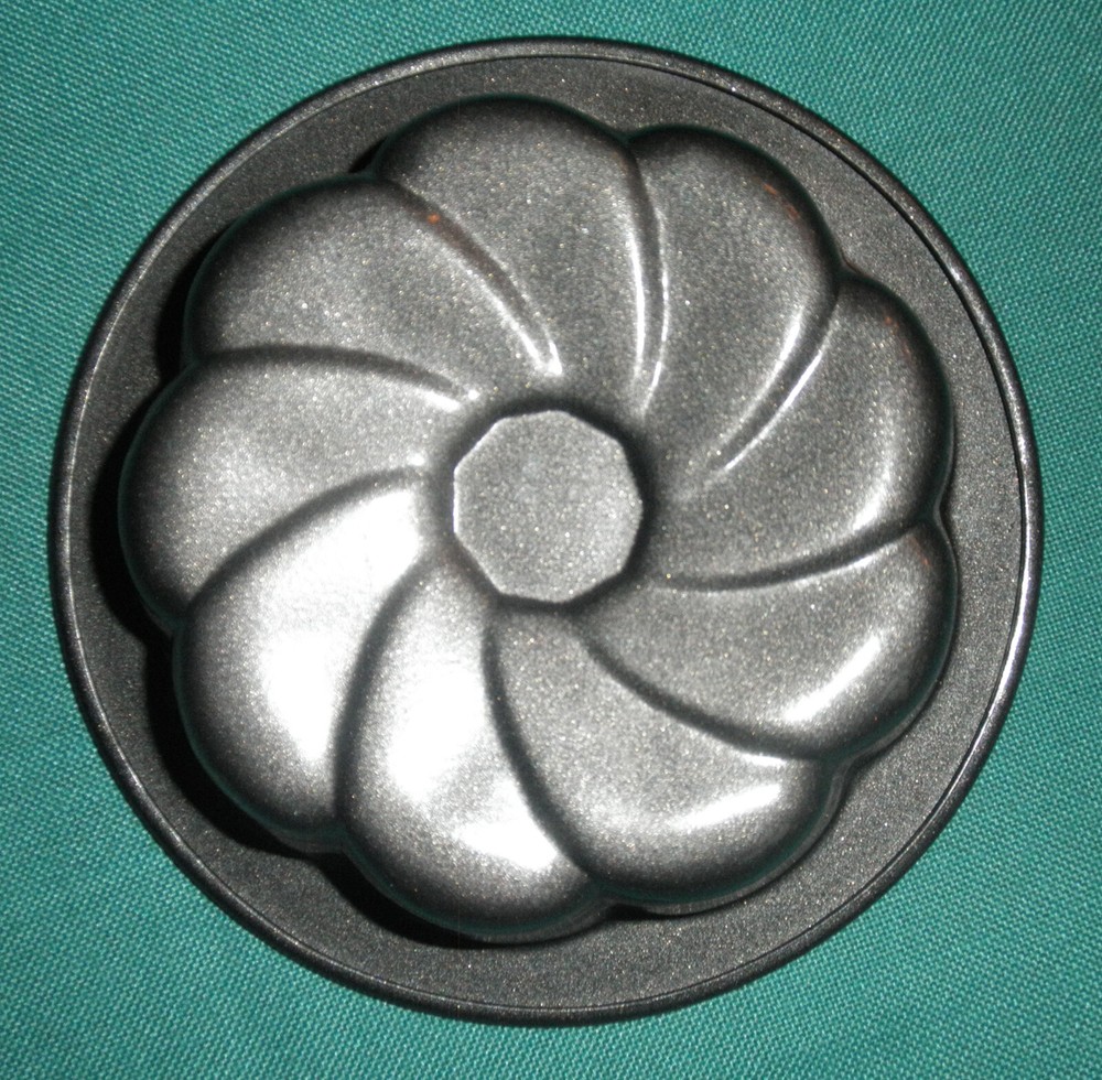 4 Small Flower Cake Pans- Excellent Condition