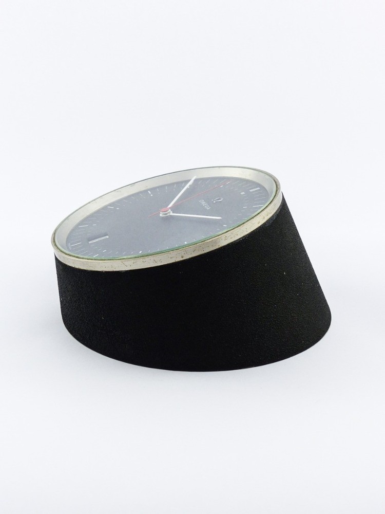 Omega table clock with calendar date, electromechanical