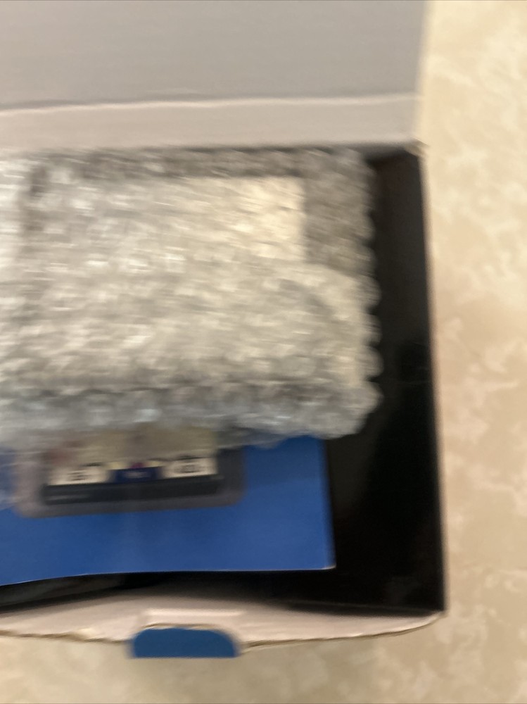 GARMIN Nuvi 205 GPS 3.5" Navigation System Bundle - With Box