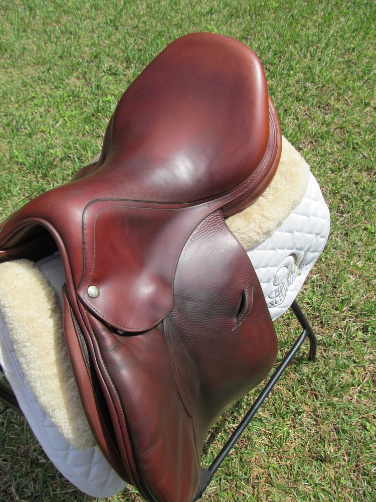 17.5" DEVOUCOUX OLDARA close contact jumping saddle # 3 flaps- MED/WIDE TREE