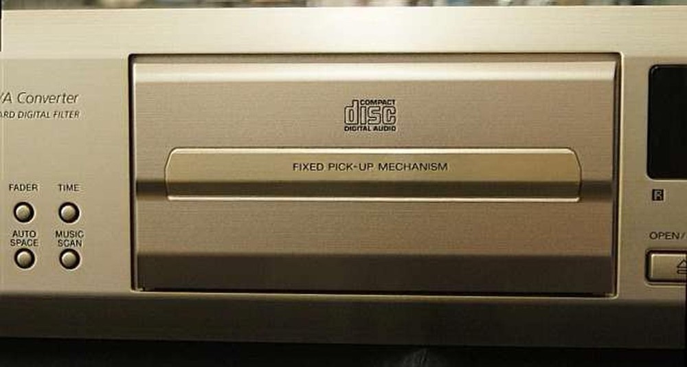 SONY CDP-XE900 | Compact Disc (CD) Player in Good Condition
