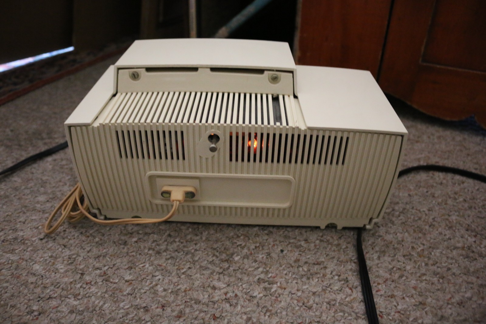 Vintage tube radio G.E. mid century ,ex cond works video