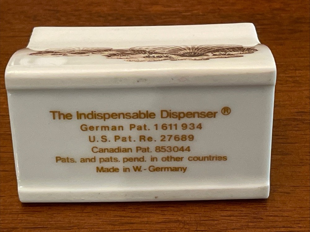 The Indispensable Dispenser Toothpaste Squeezer Germany with Shell Design Beach
