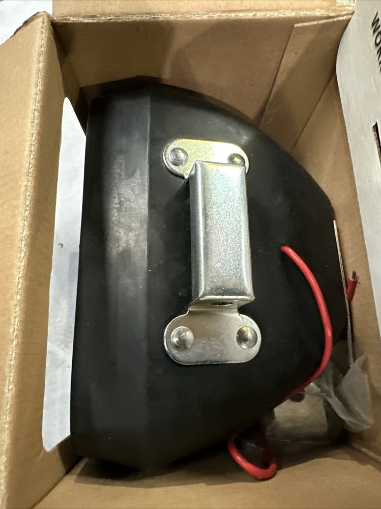 GROTE 63211-5 4″ x 6″ Rectangular Rubber Work Lamp, Flood, Retail Pack