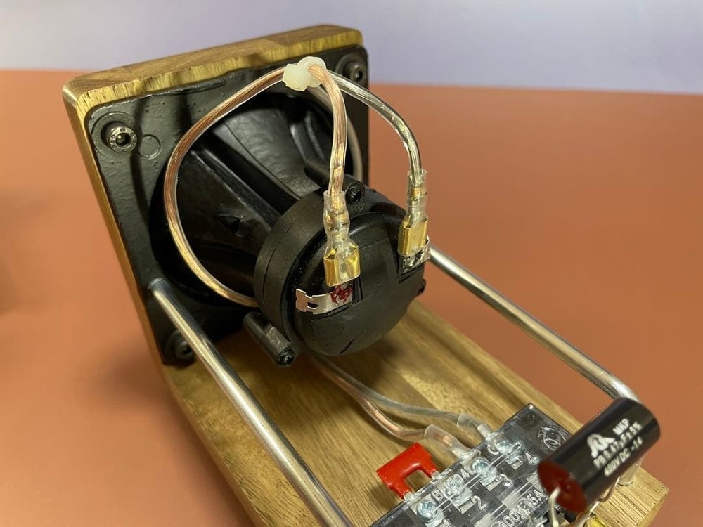 Horn-type super tweeter Tweeter Simple deadening solution