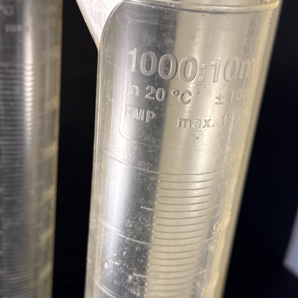 Cylindrical graduated plastic cylinders lab