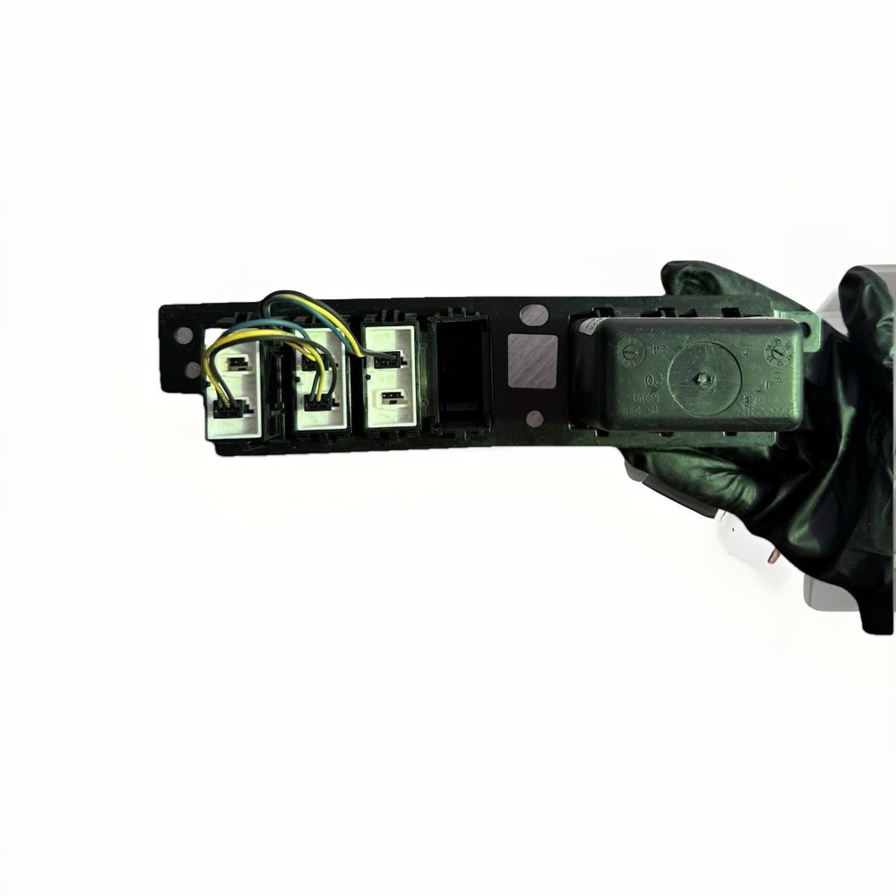 PACCAR Switch Panel S06-1073-601 with Three Switches