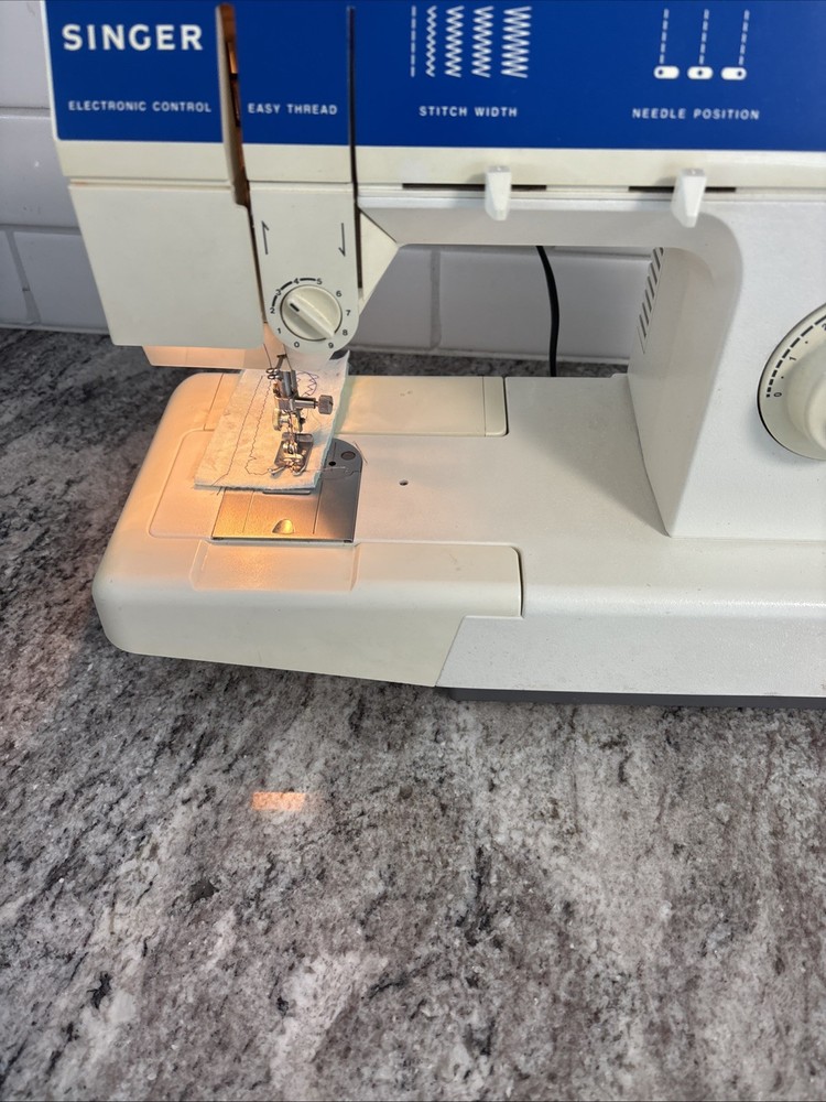 SINGER SM-14C Sewing Machine - Zigzag Free Arm - 17 Functions, Extras Tested