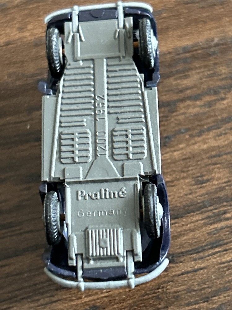 PRALINE PLASTIC VW VOLKSWAGEN BEETLE BLUE