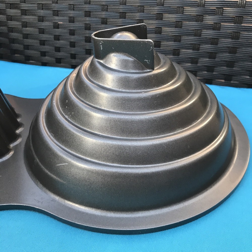 WILTON Large 3D Cupcake/Cake Pan Mold NON-STICK