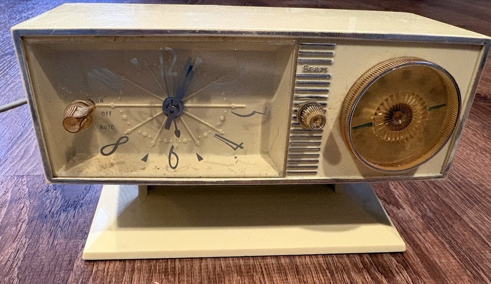Vintage Sears Solid State Silvertone Transistor Radio w Clock Model 2061.