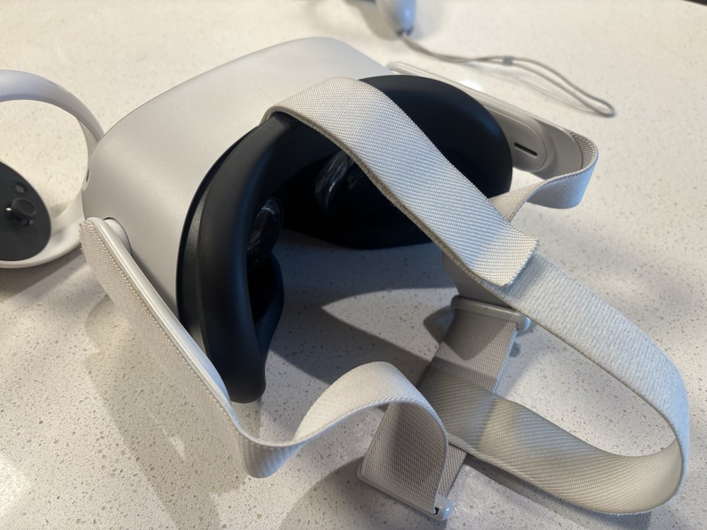 ***Excellent*** Meta Oculus Quest 2 128GB VR Headset W/Controllers