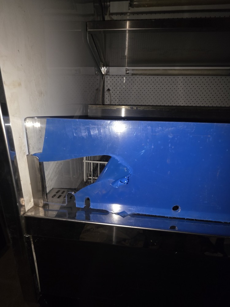 VERTICAL OPEN AIR COOLER DISPLAY CASE